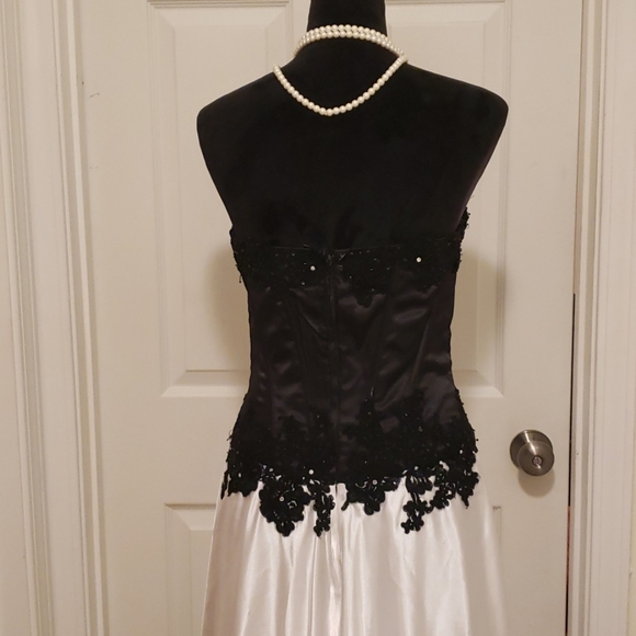🖤🤍Blk&Wht Satin Formal Sz8🤍🖤 - Picture 7 of 13